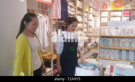 Shenzhen, Chine : female shoppers shop à l'whitshing mall Banque D'Images