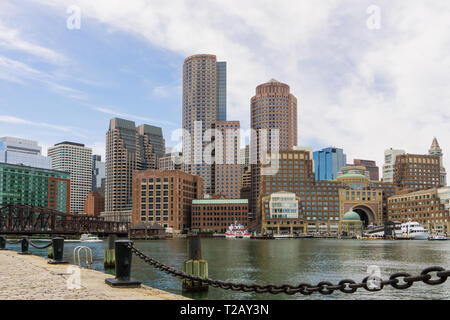 Boston Skyline de Rowe's Wharf prises à partir de la jetée de ventilateur Banque D'Images