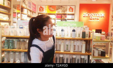 Shenzhen, Chine : female shoppers shop à l'whitshing mall Banque D'Images
