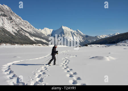 La randonnée en raquettes à neige sur le lac Medicine, Parc National de Jasper, Jasper, Alberta l Banque D'Images