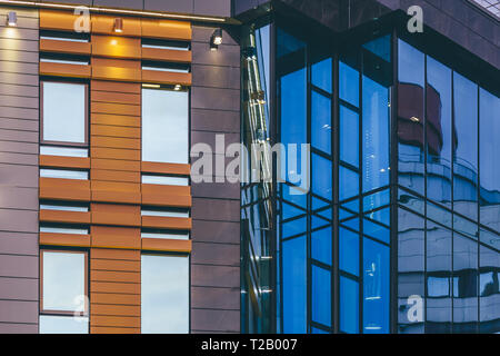 Tour moderne en immeuble de bureaux avec une façade en verre, l'arrière-plan. Banque D'Images