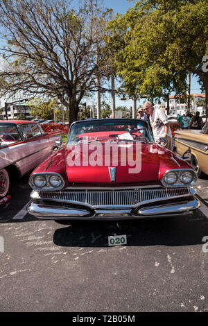 Naples, Floride, USA - Mars 23,2019 : Rouge 1960 Dodge à la 32e Assemblée annuelle du dépôt de Naples Salon de voitures de Naples, en Floride. Editorial seulement. Banque D'Images