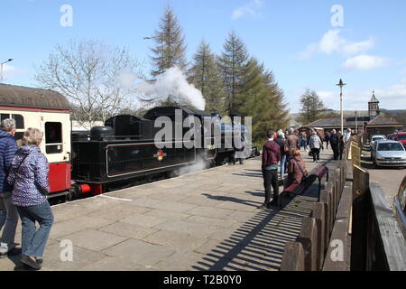 Le train à vapeur 78018 déposer leurs passagers à l'East Lancashire Railway, 31 mars 2019 Rawtenstall Banque D'Images