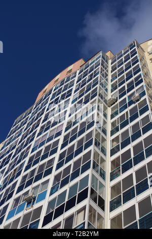 Le milieu urbain moderne de plusieurs étages, tour d'habitation nouvelle façade à l'aise avec Windows contre le ciel bleu vers le haut Banque D'Images