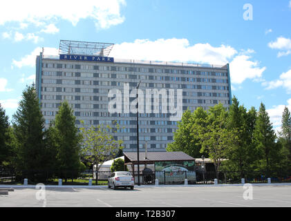 Bâtiment de l'hôtel River Park à Novossibirsk sur le quai de la rivière Ob dans l'été vue depuis le parking Banque D'Images