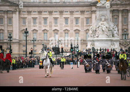 Londres, Royaume-Uni - 22 mars 2019 : La Garde royale marchant pendant le défilé à la cérémonie de la relève de la garde au Palais de Buckingham Banque D'Images