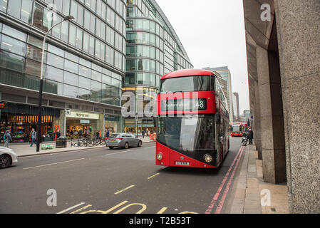 Londres, Royaume-Uni - 22 mars 2019 : rouge emblématique London bus à impériale le transport de personnes dans les rues de la ville de Westminster Banque D'Images