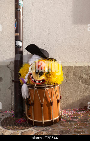 Muensterberg, Bâle, Suisse - Mars 12th, 2019. Close-up d'une caisse claire avec un masque de carnaval sur le dessus Banque D'Images