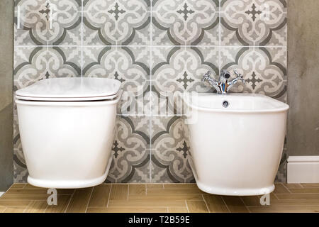 Toilettes et détail d'une douche d'angle avec bidet douche montage mural Banque D'Images