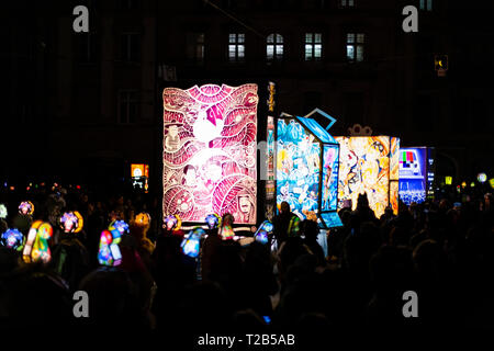 Schifflaende, Bâle, Suisse - Mars 11th, 2019. Lumineux colorés unique lanterne principale pendant le carnaval morgestraich parade. Banque D'Images