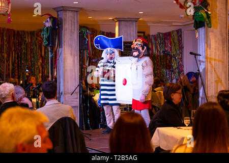 Bâle, Suisse - Mars 11th, 2019. Un groupe d'Schnitzelbaenggler carnaval effectuant leur parodie de la poésie dans un restaurant Banque D'Images