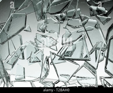 Morceaux de verre cassé ou fissuré sur gris, illustration 3d, 3D Rendering Banque D'Images