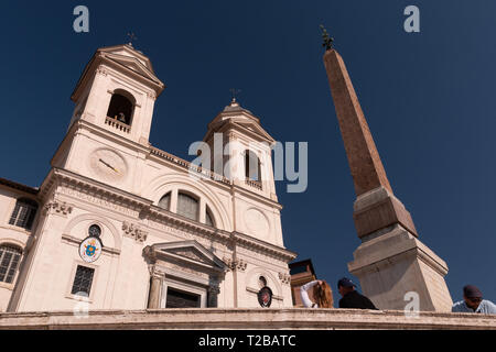 L'église de la Santissima Trinità dei Monti, en haut de la place d'Espagne est un catholique romain de la fin de la Renaissance, 1975 à Rome, Italie. Banque D'Images