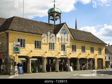 Le marché chambre à Tetbury Gloucestershire England UK avec les étals de marché en usage au rez-de-chaussée Banque D'Images