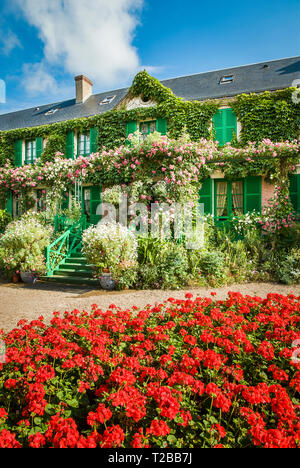 Un lit de géraniums rouge en face de l'entrée de la maison et le jardin de Monet à Giverny France Europeff Banque D'Images