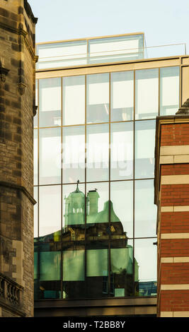 Ancien hôpital bâtiments, que d'appartements réaffectés, reflétée dans les fenêtres de la partie contemporaine de l'Quartermile à Édimbourg. Le Pigeon Banque D'Images