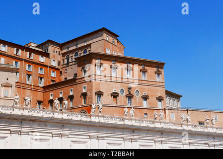 Le Palais apostolique ou Palais des Papes,Palais de Sixte V( le constructeur) sur la Place Saint Pierre, à Rome. Les appartements pontificaux sont derrière les rideaux. Banque D'Images