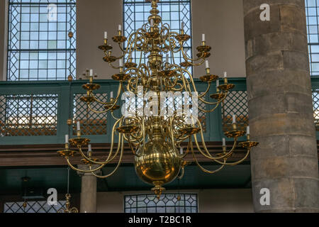 Lustres à la synagogue portugaise d'Amsterdam aux Pays-Bas 2019 Banque D'Images