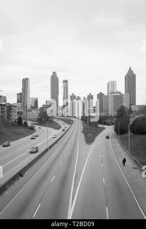 Image en noir et blanc de la liberté et de l'Atlanta Skyline Parkway, à Atlanta, Géorgie Banque D'Images