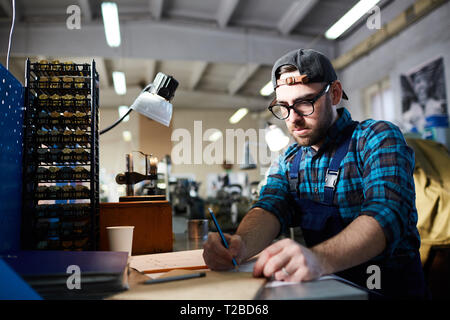 L'horloger à l'usine Banque D'Images