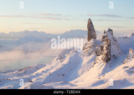 Au lever du soleil d'hiver Le vieil homme de Storr, île de Skye Banque D'Images