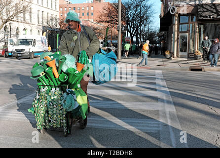 Un marchand de rue tôt le matin charrette sa marchandise de la Saint-Patrick de 2019 à travers le centre-ville de Cleveland, Ohio avant la fête de toute la journée. Banque D'Images