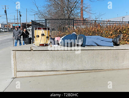 Un tambour cadet repose dans le soleil du matin dans le centre-ville de Cleveland, Ohio, USA avant la participation au 2019 Saint Patrick's Day Parade. Banque D'Images