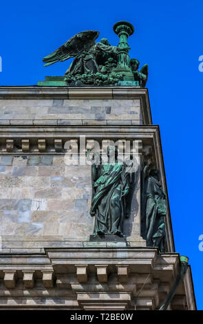 Close up de sculptures de saints et d'Anges sur la route Saint Isaac's Cathédrale Orthodoxe russe à Saint-Pétersbourg, Russie Banque D'Images