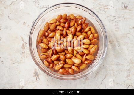 Tremper les amandes dans l'eau. Les amandes d'être adouci dans l'eau pour créer le lait d'amande. Banque D'Images