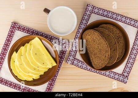 Le pain de seigle et du carvi letton sur le fromage nappes national Banque D'Images