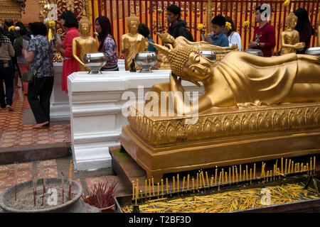 Chiang Mai Thailand Déc 29 2018,fidèles au Wat Phra That Doi Suthep encerclant le Chedi avec Bouddha statue en premier plan de réfection Banque D'Images