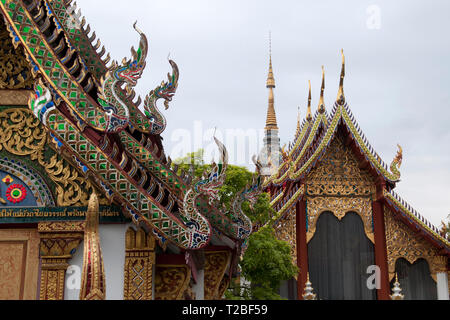 Chiang Mai Thailand, détail des fleurons de dragon sur le toit au Wat Pan Ping Banque D'Images