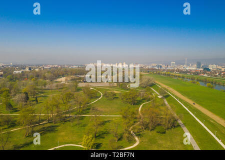 Zagreb, Croatie, beaux espaces verts et de loisirs parc, autour de la rivière Sava et le lac Bundek, vue panoramique de drone, ville en arrière-plan Banque D'Images