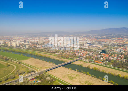 Croatie, Zagreb, ville Bundek Lake et la rivière Sava de drone, vert recreaction park, ville en arrière-plan Banque D'Images