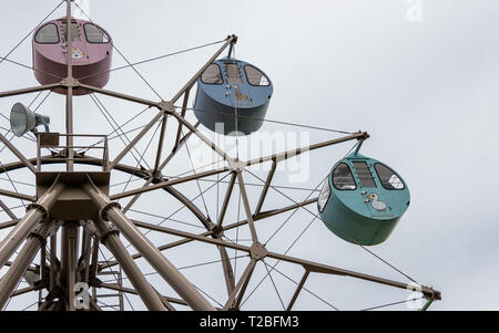 Grande roue de Ferris avec cabines colorées, ronde avec des imprimés d'animaux. Situé dans les terres, Amanohashidate View, Miyazu Japon, Asie. Banque D'Images