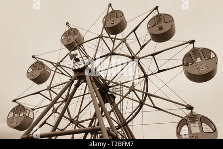 Grande Roue avec cabines colorées, ronde avec des imprimés d'animaux. Situé dans les terres, Amanohashidate View, Miyazu Japon, Asie. Banque D'Images