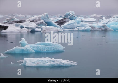Les icebergs bleu flottant dans lagook Reykjanes Peninsula, Iceland Banque D'Images