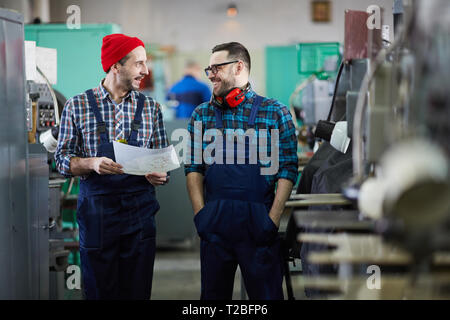 Deux travailleurs en atelier industriel Banque D'Images