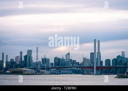 Cette photo a été prise depuis le ferry à Portarlington à Melbourne dirigée par Ferries Port Phillip. Il donne autre vue de les toits de Melbourne. Banque D'Images