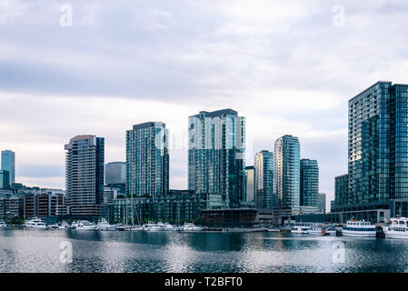 Cette photo a été prise depuis le ferry à Portarlington à Melbourne dirigée par Ferries Port Phillip. Il donne autre vue de les toits de Melbourne. Banque D'Images