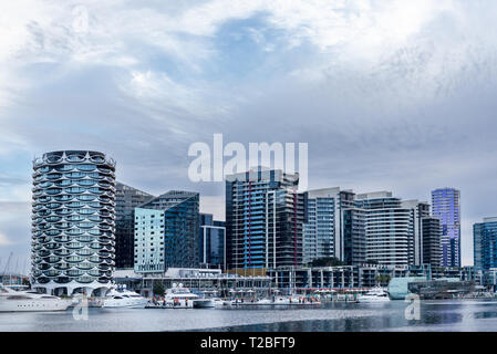 Cette photo a été prise depuis le ferry à Portarlington à Melbourne dirigée par Ferries Port Phillip. Il donne autre vue de les toits de Melbourne. Banque D'Images