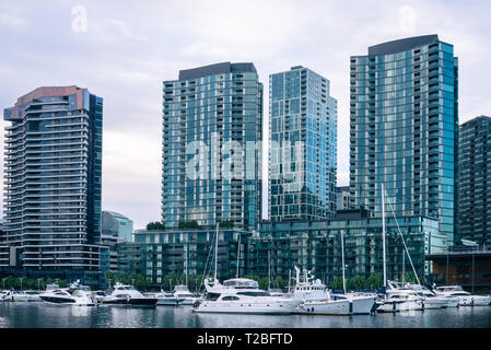 Cette photo a été prise depuis le ferry à Portarlington à Melbourne dirigée par Ferries Port Phillip. Il donne autre vue de les toits de Melbourne. Banque D'Images