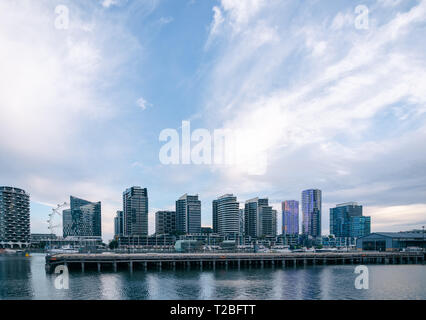 Cette photo a été prise depuis le ferry à Portarlington à Melbourne dirigée par Ferries Port Phillip. Il donne autre vue de les toits de Melbourne. Banque D'Images