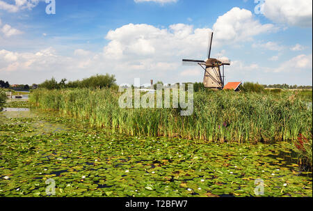Ancien moulin à vent. Moulin à vent de Kinderdijk park. Pays-bas Banque D'Images