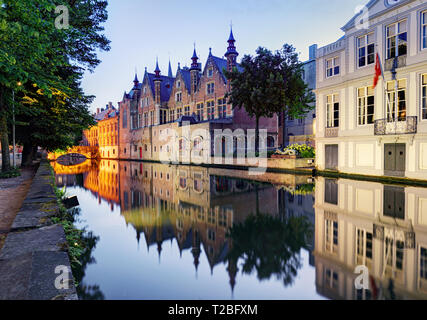 Belgique - centre historique de Bruges, vue sur la rivière. Brugge vieux bâtiments reflétant dans l'eau du canal. Banque D'Images