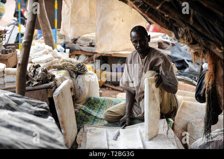 MALI, Mopti, marchand vend au marché du sel, le sel vient de la plaque par l'intermédiaire de Tombouctou à partir de caravanes de chameaux dans le Sahara Taoudenni Banque D'Images