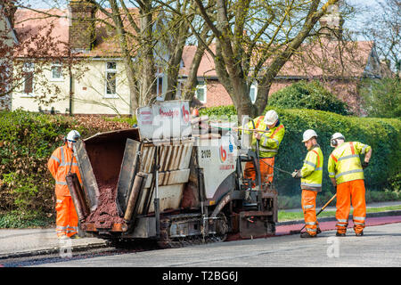 Cambridge, UK. Mar 31, 2019. Les grands travaux de resurfaçage des routes y compris cycle path sur Huntingdon Road, Cambridge, UK. Banque D'Images