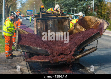 Cambridge, UK. Mar 31, 2019. Les grands travaux de resurfaçage des routes y compris cycle path sur Huntingdon Road, Cambridge, UK. Banque D'Images