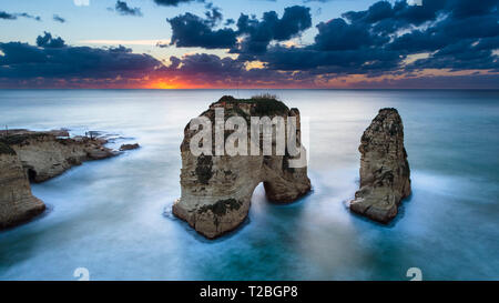 Pigeon rock au coucher du soleil, Rawche, Beyrouth, Liban Banque D'Images