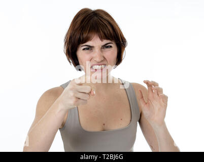 Close up of young attractive caucasian woman with frustrés et en colère a insisté sur la face. À la mad et fou en criant et en faisant des gestes furieux. Copie Banque D'Images